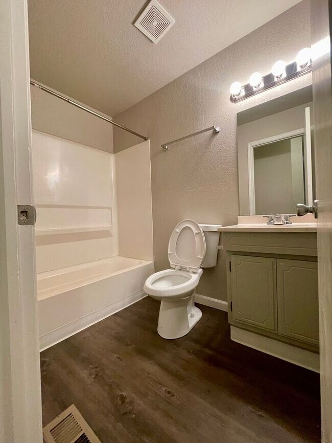 Building Photo - 3 Bed 2 Bath Townhouse, newly renovated!