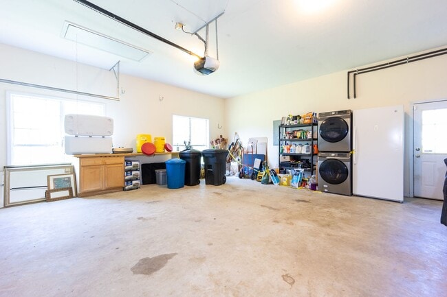 Building Photo - Charming 3 Bedroom , 2 Bath Country Home with Lake Views