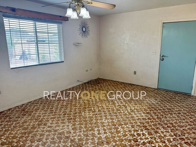 Building Photo - Compact 2 Bedroom 1 bath home with parking...