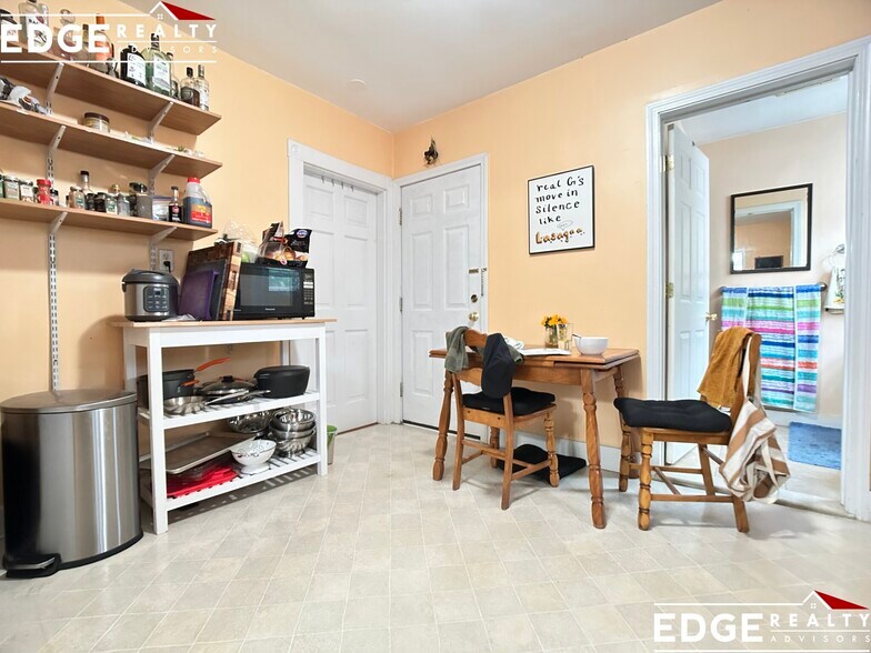 Building Photo - 157 Murdock St