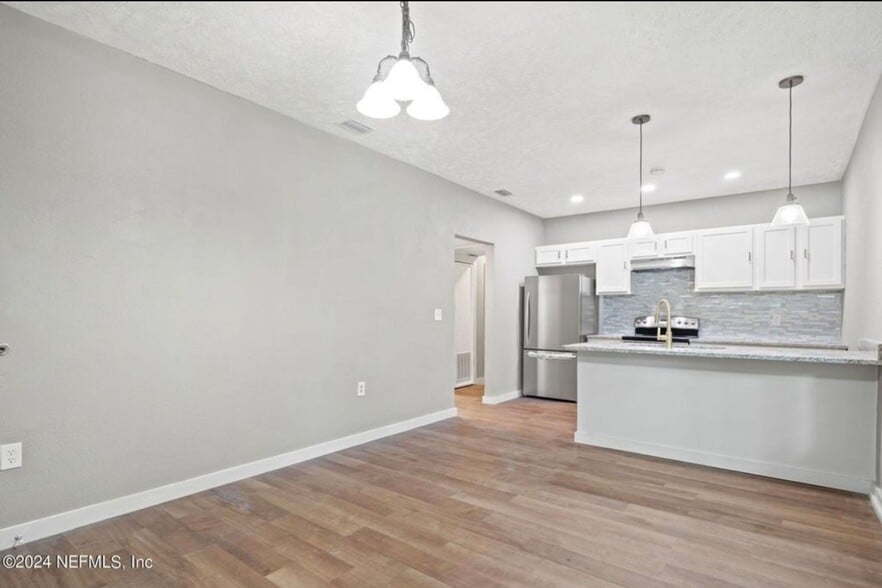 Building Photo - 922 Glencarin St
