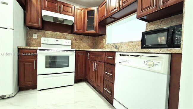 Building Photo - 10875 SW 112th Ave