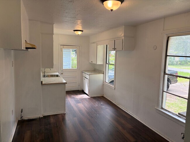 Building Photo - Remodeled 3 Bedroom Home with bonus room!
