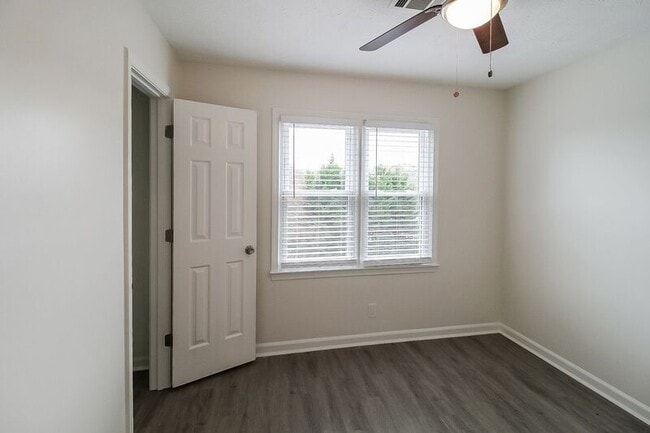 Building Photo - 3870 Paulownia Dr