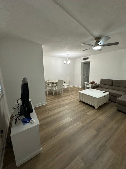 Building Photo - 4700 Cove Cir