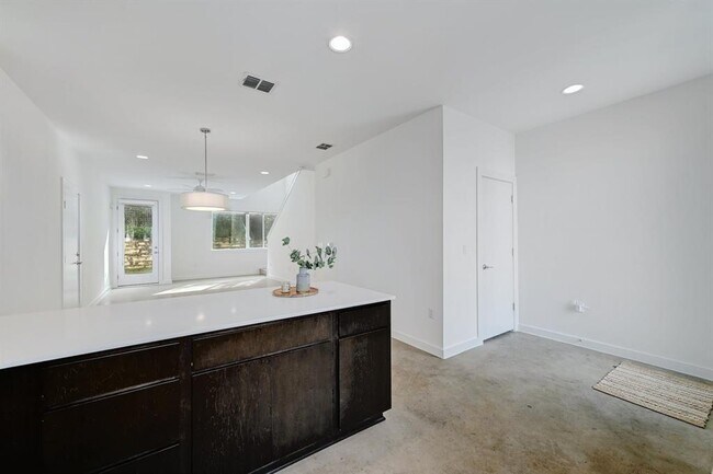 Building Photo - 705 N Bluff Dr