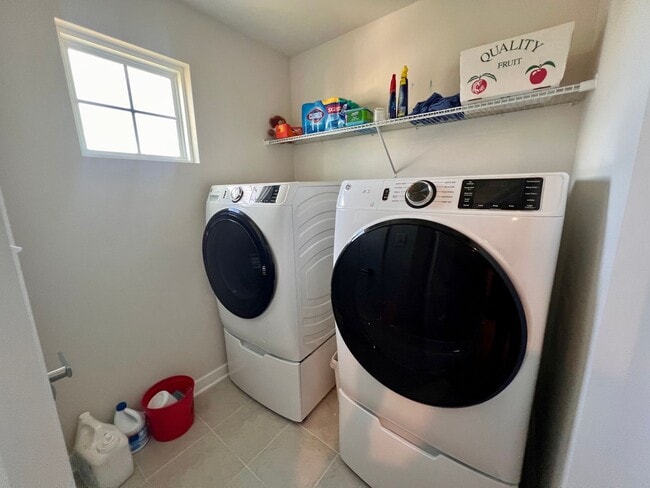 Building Photo - Sewickley - 4 Bedroom 3.5 Bathroom - End U...