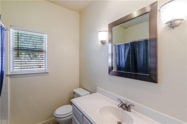 Building Photo - 105 Bluejay Cove