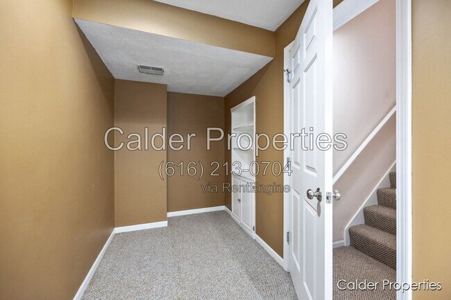 Building Photo - 5686 E Falling Leaf Dr SE