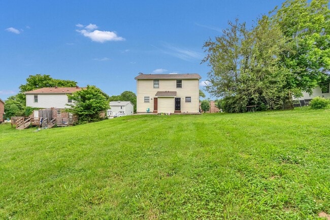 Building Photo - AVAILABLE July 23rd. 2 BD 1 1/2 BATH. CLOS...