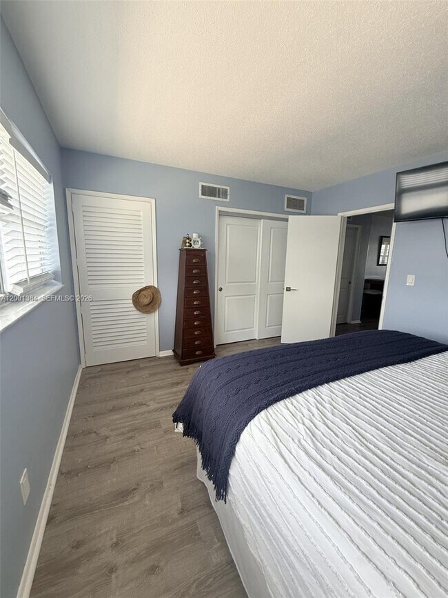 Building Photo - 5201 NE 24th Terrace