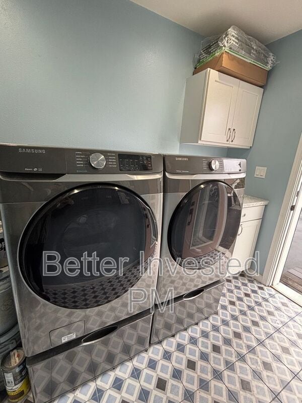 Building Photo - 401 W Sierra Ave