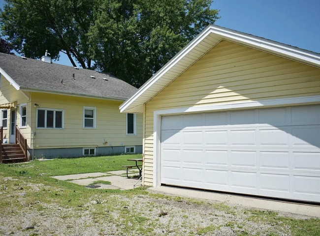 Building Photo - 1003 S Elm Ave