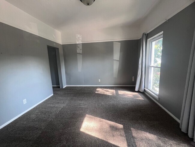 Building Photo - Three Bedroom Single Family Located Near D...