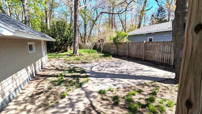 Building Photo - 1874 Manor Dr