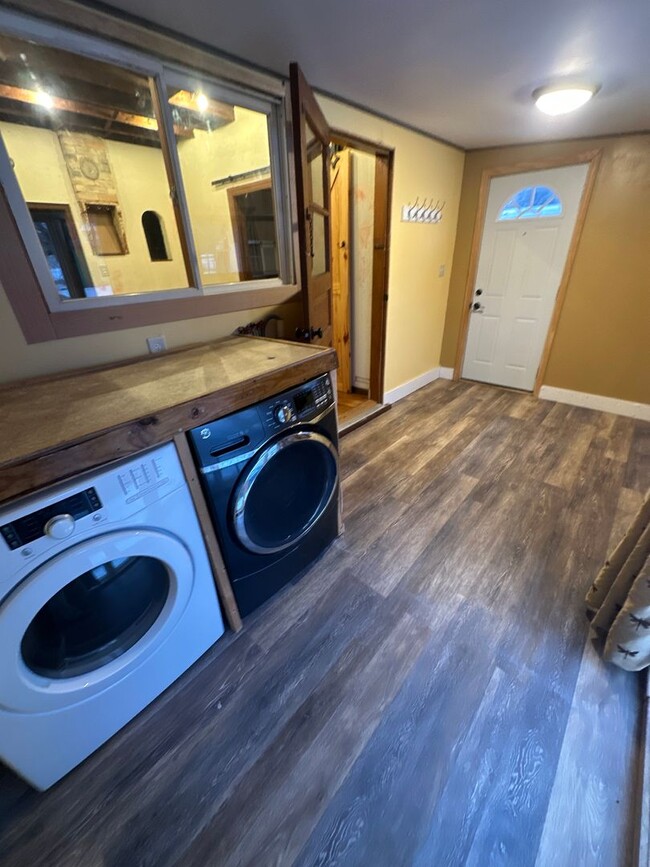 Building Photo - 2 Bedroom/ 1 Bath Home