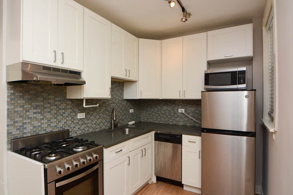 Building Photo - 511 W Belmont Ave
