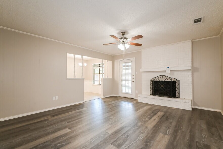 Building Photo - 302 Memorial Dr