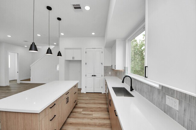 Building Photo - 6949 Foster St