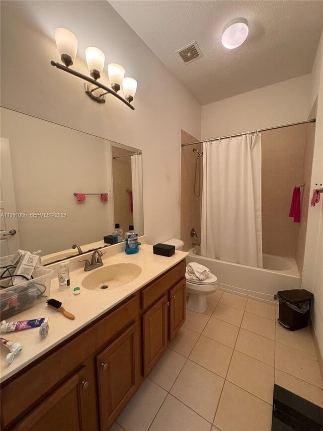 Building Photo - 772 NE 191st Ter