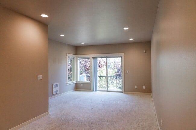 Building Photo - Townhouse Move-In Special – Half Month Free! Beautiful townhouse 3 beds 2.5 baths and garage.