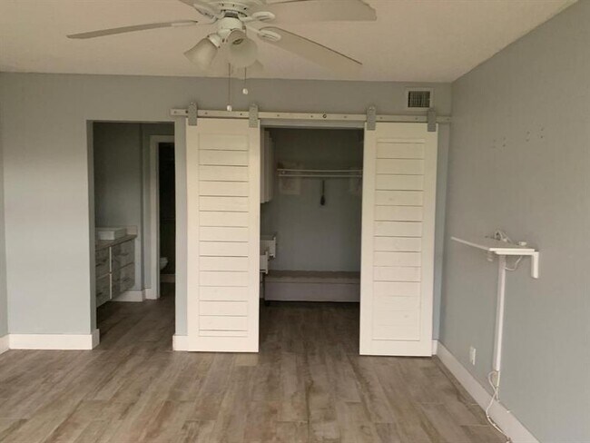 Building Photo - 6475 W Oakland Park Blvd