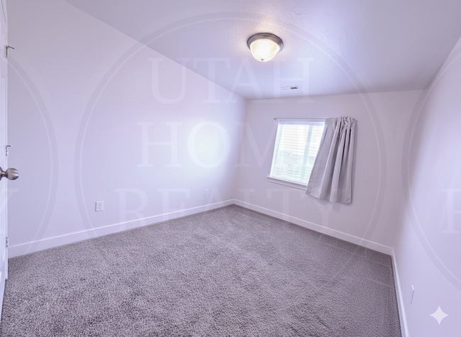 Building Photo - 441 E 260 N