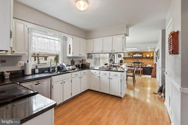 Building Photo - 2131 Silentree Dr