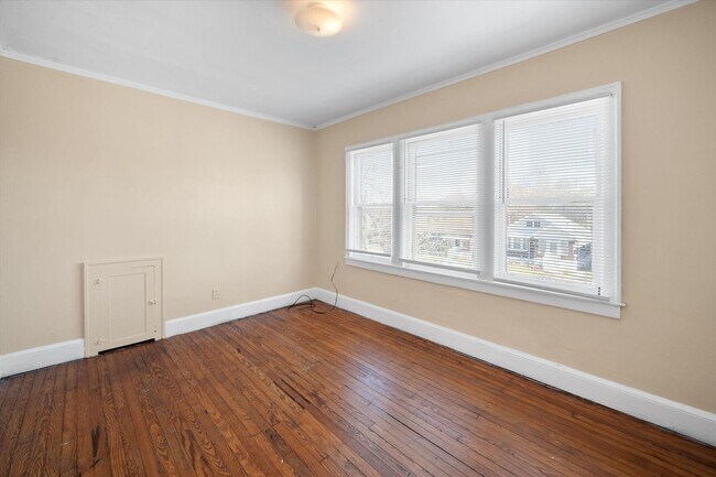 Building Photo - Spacious 4BR/2BA Home with Hardwood Floors Throughout!