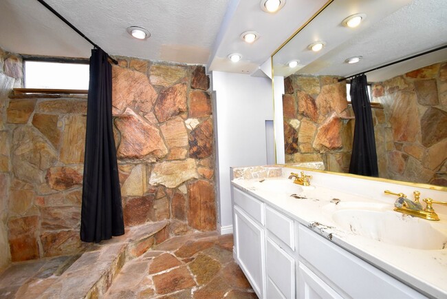 Building Photo - Great Three Bedroom Home in Cottonwood Heights!!!