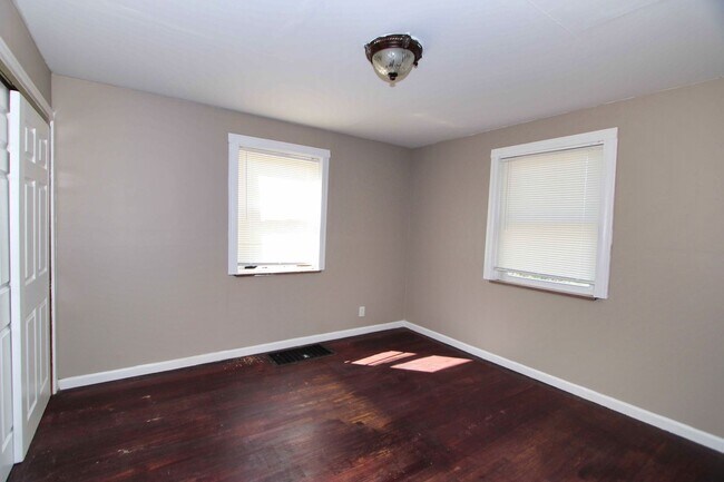 Building Photo - 2 Bedroom 1 Bathroom House