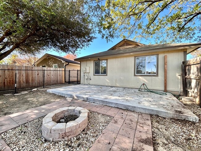 Building Photo - Bright and Comfortable 3BR/2BA Home with Garage & Backyard