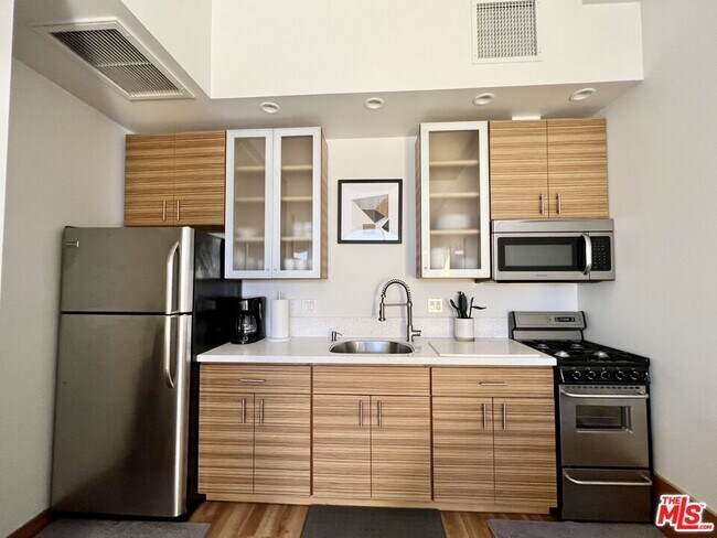 Building Photo - 507 N San Vicente Blvd