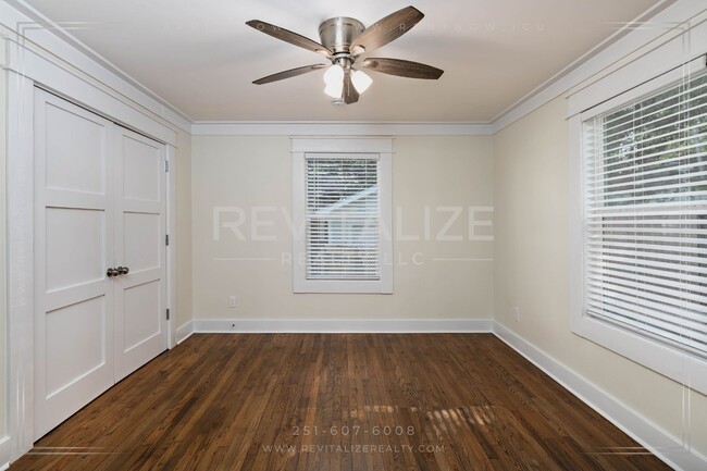 Building Photo - Gorgeous Spring Hill Home!