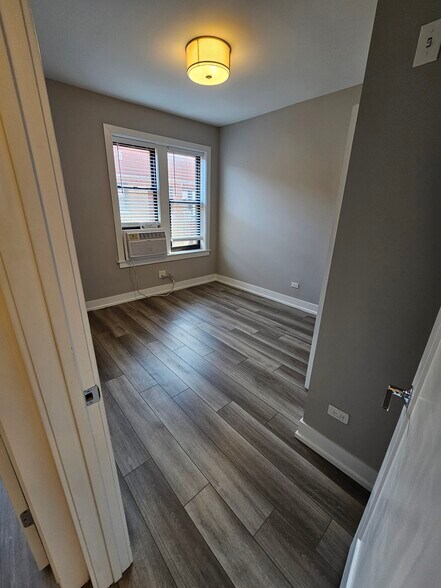 Building Photo - 3931 N Janssen Ave