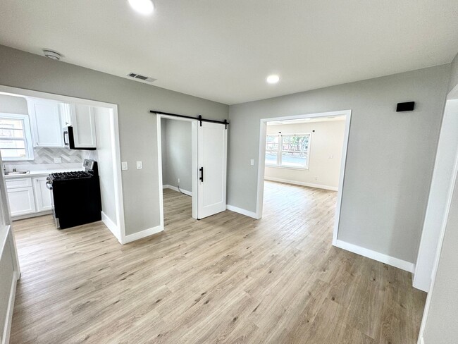 Building Photo - Charming 2 Bedroom Home Near Olivedale Par...