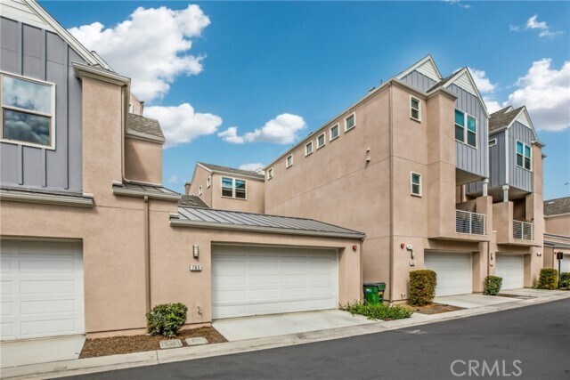 Building Photo - 783 Benchmark