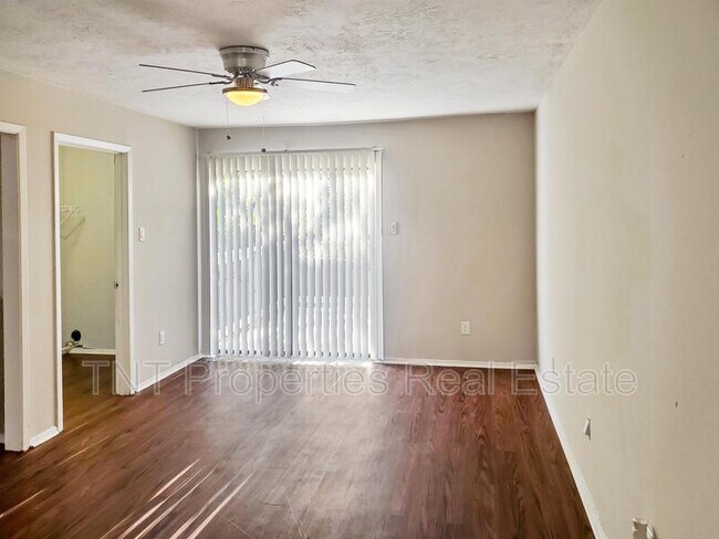 Building Photo - 304 Manuel Dr