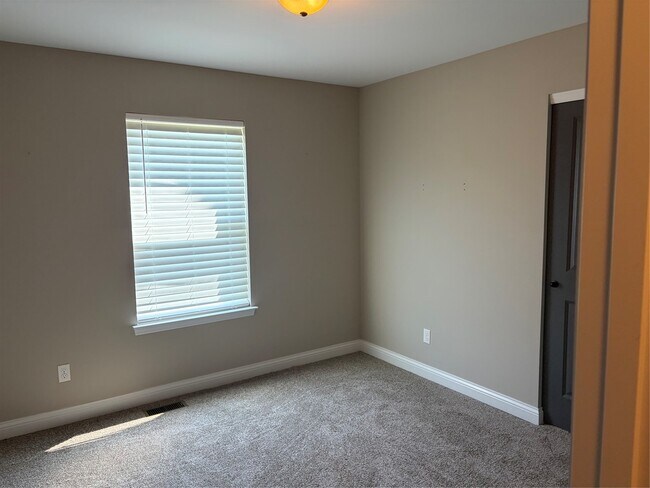 Building Photo - 627 Gandalf Ln