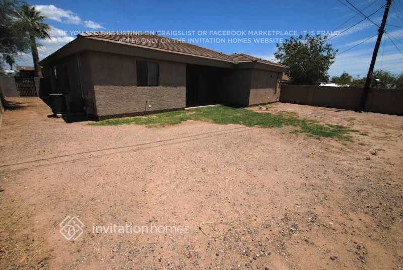 Building Photo - 1645 E Illini St