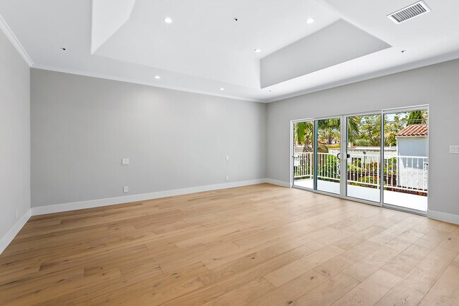 Primary Bedroom - 321 S Swall Dr