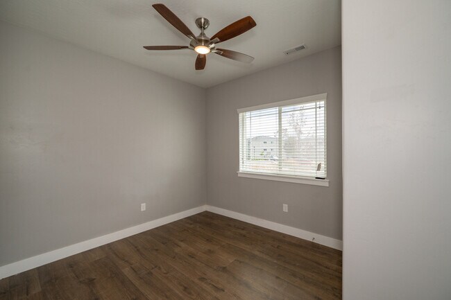 Building Photo - Main Floor Condo in Saratoga Springs!