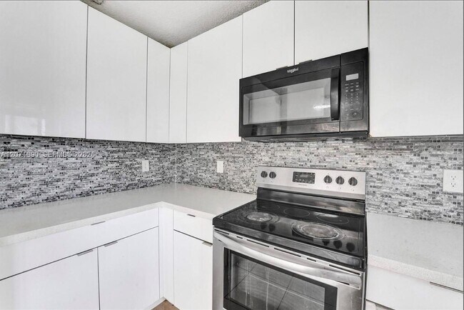 Building Photo - 1154 NE 103rd St