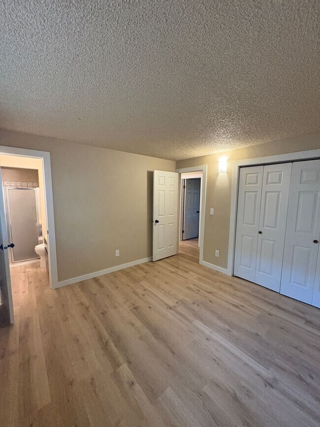 Building Photo - 2 Bed 2 bath off Durston Rd- Brand New Flo...