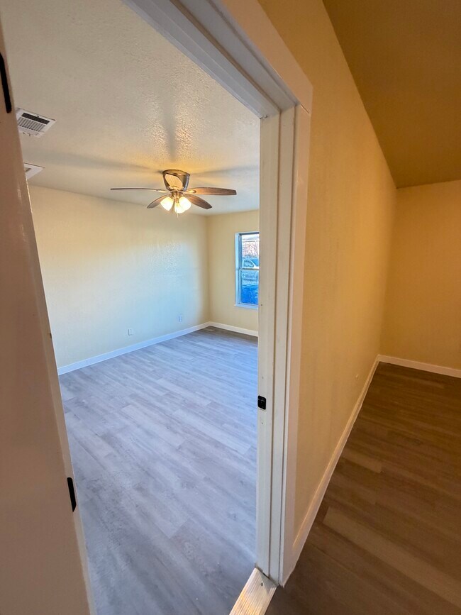Building Photo - 903 Curry Ave