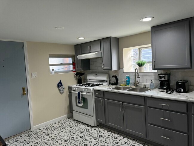 Building Photo - 7109 Keeler Ave