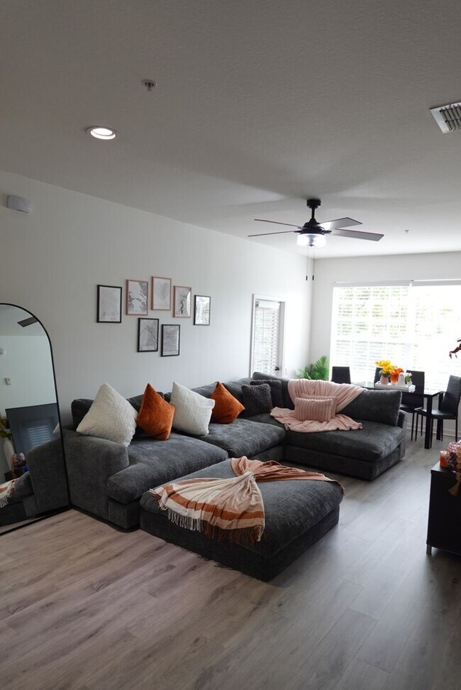 Building Photo - Stone Bridge