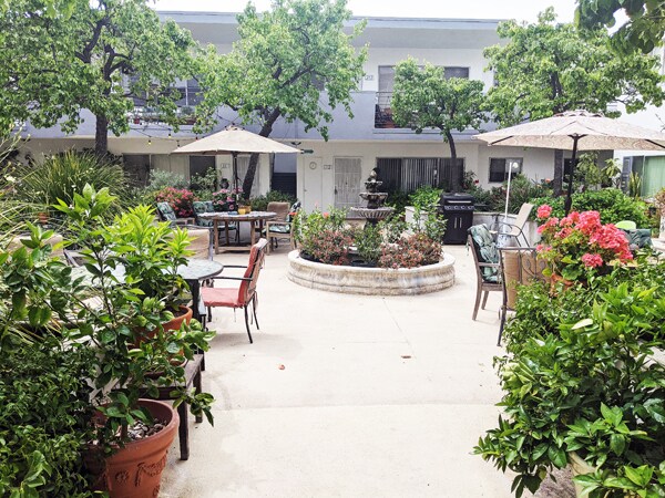 Courtyard - 1260 Havenhurst Dr