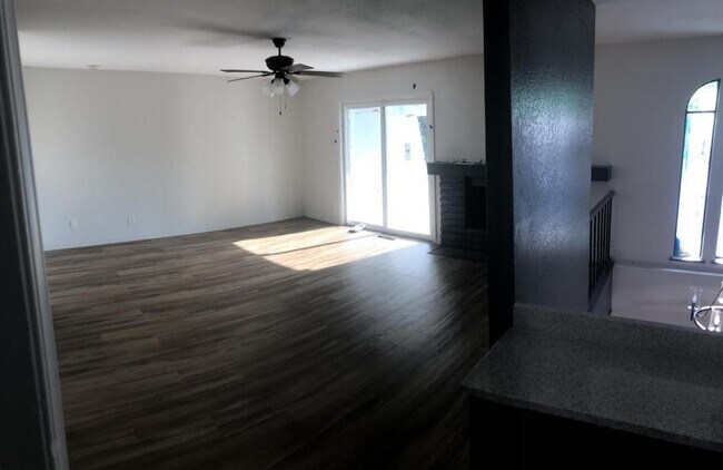 Building Photo - 6112 S Lakewood Ave