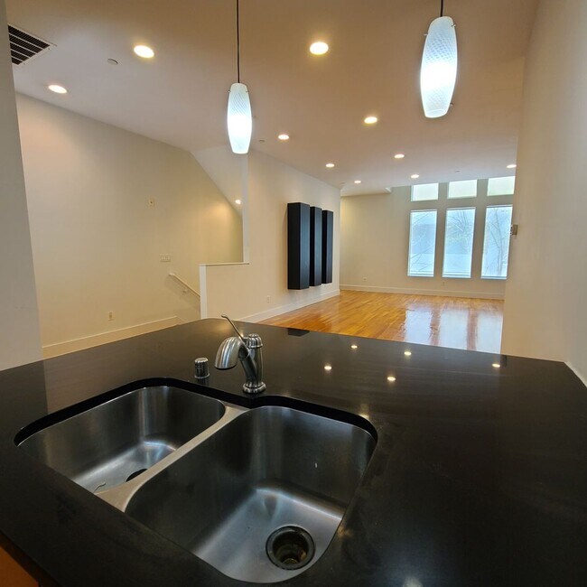 Building Photo - Spacious 3-Story Townhouse With Rooftop De...